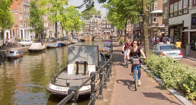 Cycling along the Spiegelgracht. Photo © Holland-Cycling.com