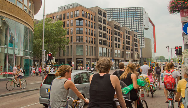 Probably the most notorious traffic lights for cyclists in the centre of Utrecht. Photo © Holland-Cycling.com