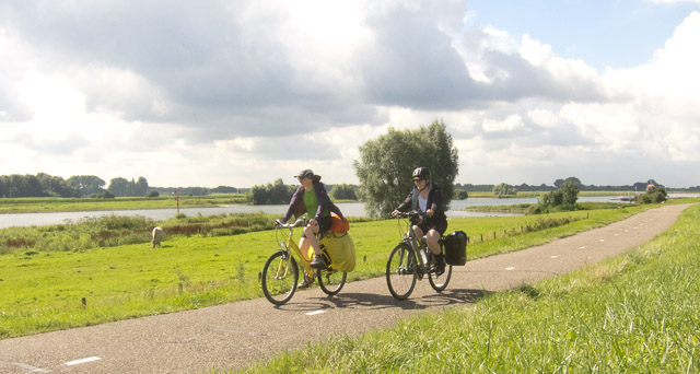 Cycling along the dyke of the Lek at Wijk bij Duurstede. Photo © Holland-Cycling.com