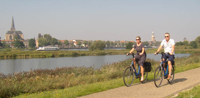 Cycling along the river dyke at Kampen. Photo © Holland-Cycling.com
