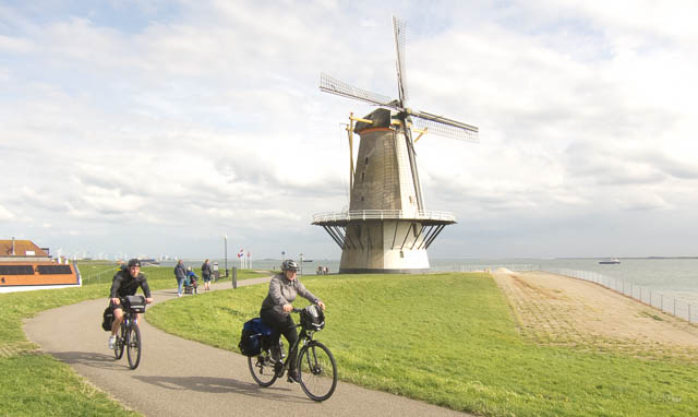 You can pick up the LF Coastal Route near Rotterdam. Photo © Holland-Cycling.com