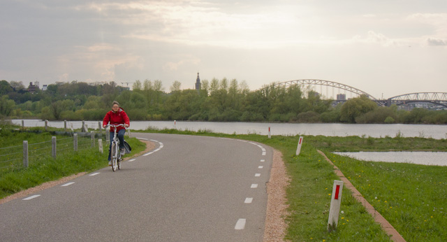 Cycling along the dyke near Nijmegen. Photo © Holland-Cycling.com
