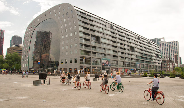 A group of cyclists on a guided tour in Rotterdam. Photo © Holland-Cycling.com