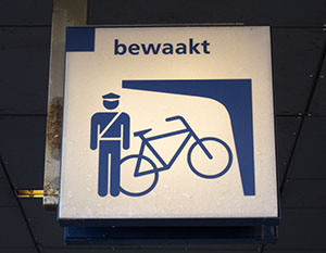 Sign for guarded bike parking. Bewaakt = guarded. Photo © Holland-Cycling.com