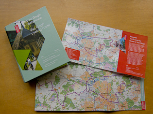 The guide contains a fold-out map and separate sheets. Photo © Holland-Cycling.com